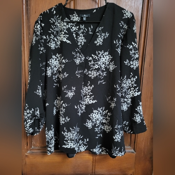 Bundle of three (3) Women's XL Loose Fitting Floral Blouses, EUC - Picture 3 of 13
